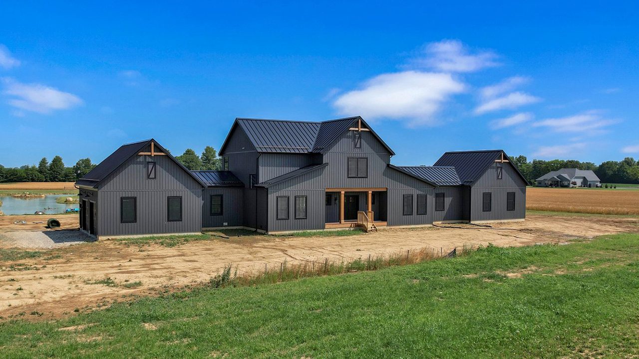 Image of the Carrollton floor plan customized with Nightfall siding and stained gable brackets.